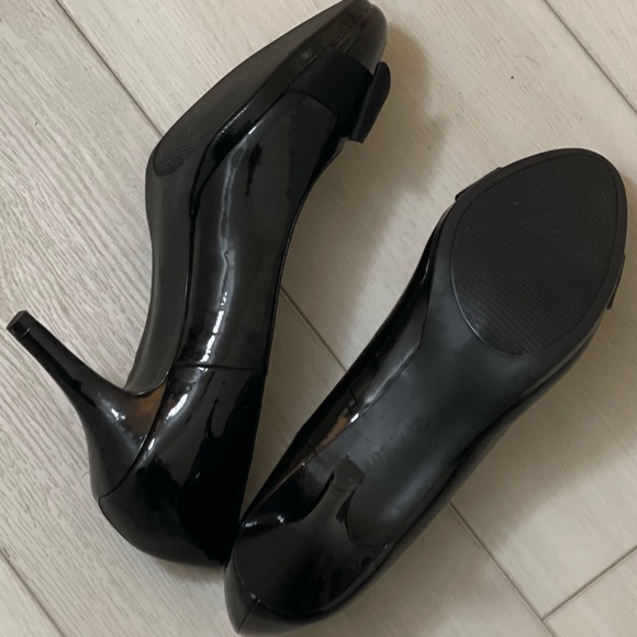 KELLY & KATIE… size 10…black patent leather…3 1/2 “ heeled shoes - Picture 16 of 16